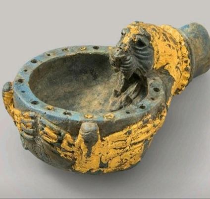 獅子頭の形をした取っ手のある青粘土の容器